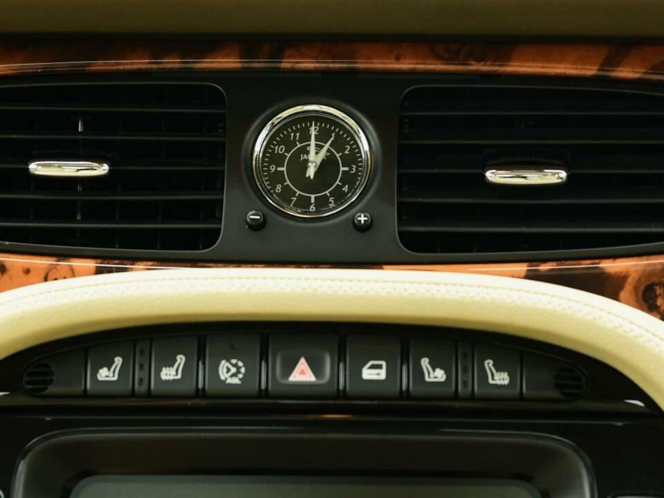 Image 19/50 of Jaguar XJ 8 4.2 (2008)