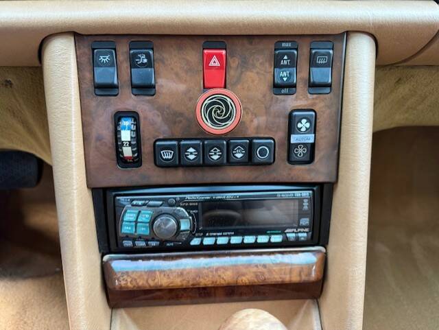 Image 13/22 de Mercedes-Benz 500 SEC (1984)