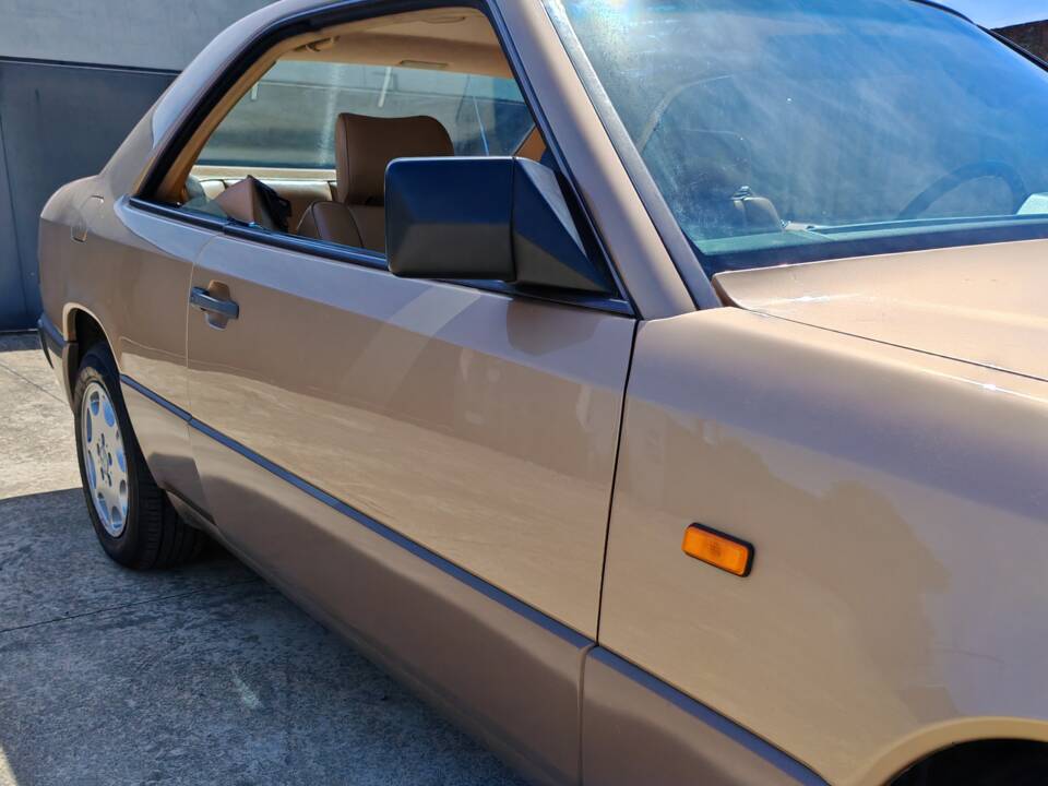 Image 14/42 of Mercedes-Benz 300 CE (1988)