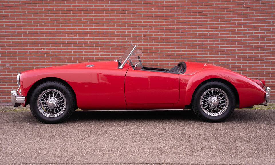 Image 5/8 of MG MGA 1500 (1956)