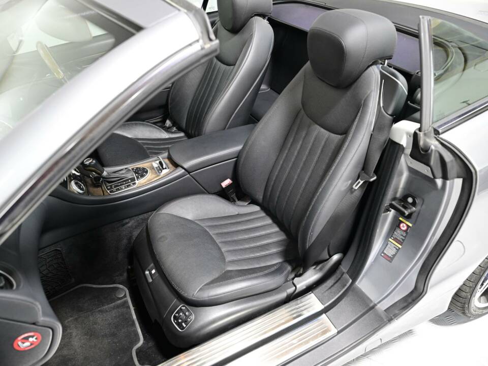 Image 32/50 of Mercedes-Benz SL 500 (2008)