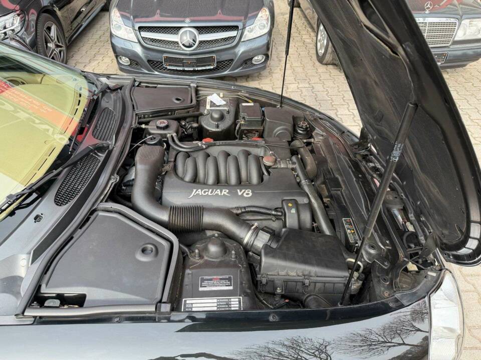 Image 24/34 of Jaguar XK8 4.0 (1997)