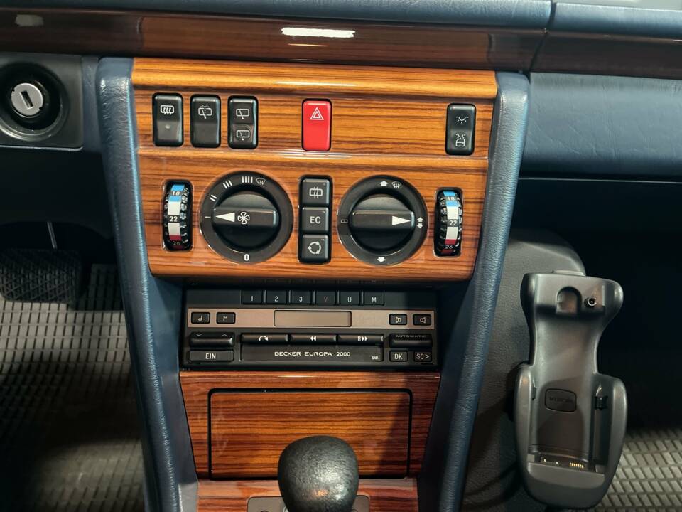 Imagen 19/22 de Mercedes-Benz 220 TE (1993)