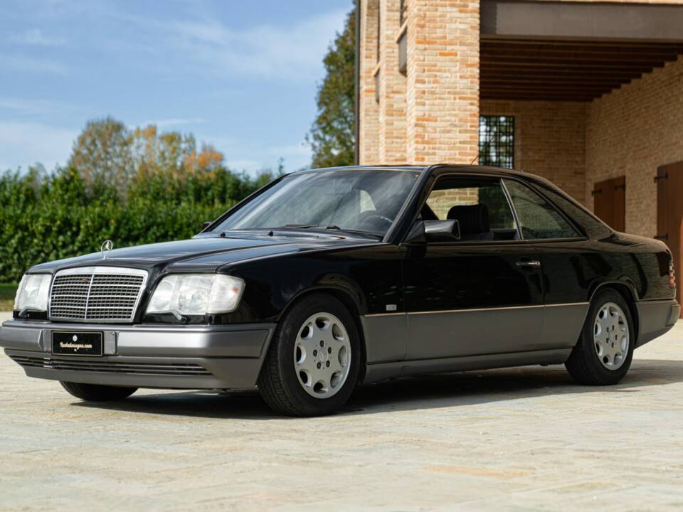 Image 1/48 of Mercedes-Benz 200 CE (1990)