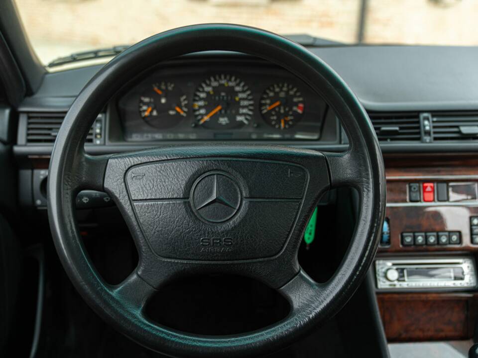 Obraz 39/49 pojazdu Mercedes-Benz 320 E (1993)