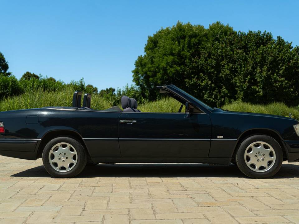 Image 20/50 of Mercedes-Benz 200 CE (1997)