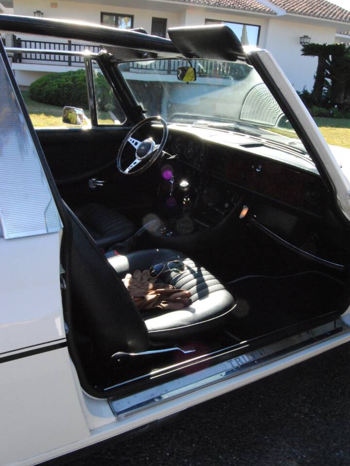 Image 13/39 of Triumph Stag (1971)