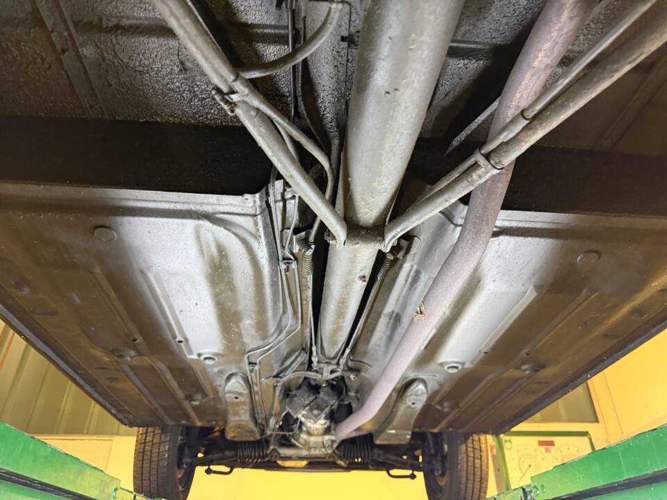 Image 38/40 of Peugeot 404 Break (1965)