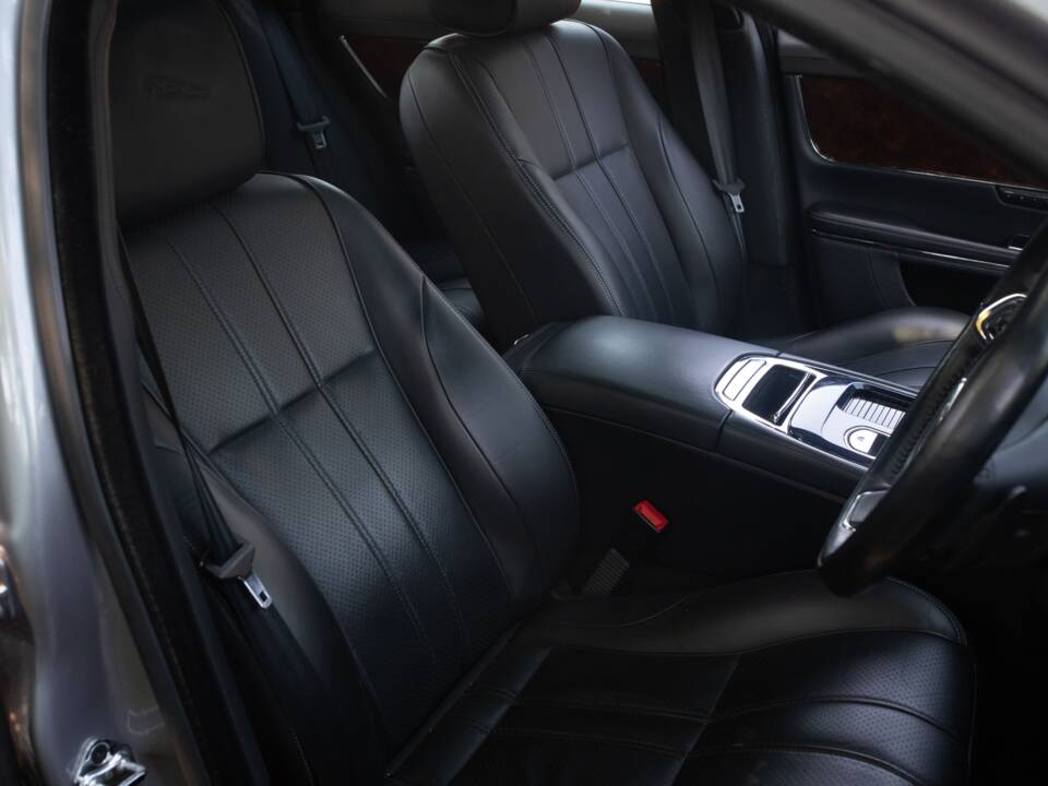 Image 47/50 of Jaguar XJ 5.0 (2011)