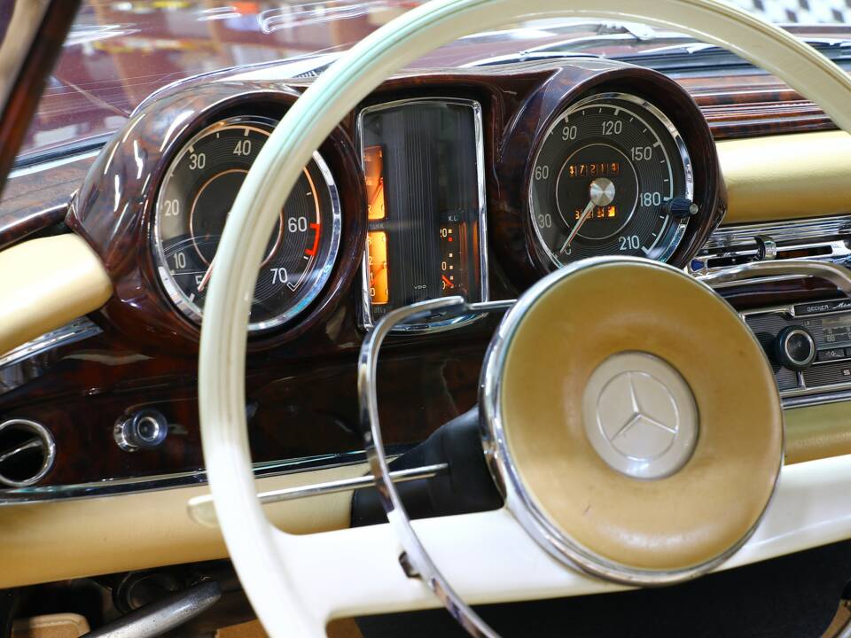 Bild 30/39 von Mercedes-Benz 220 SE b (1964)