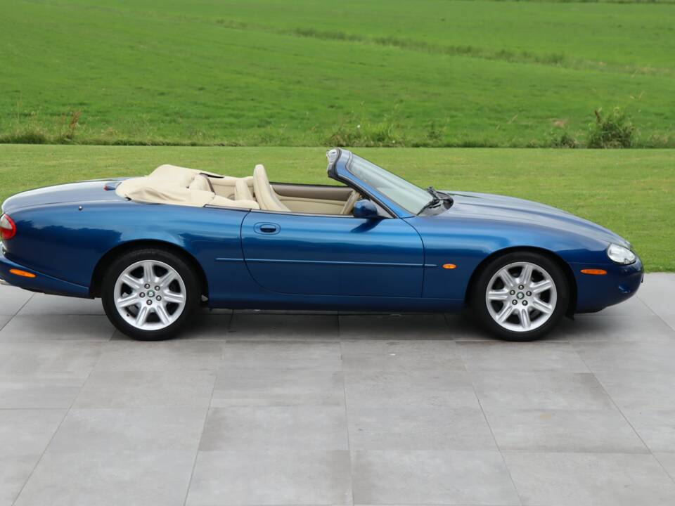 Image 44/50 de Jaguar XK8 4.0 (1997)