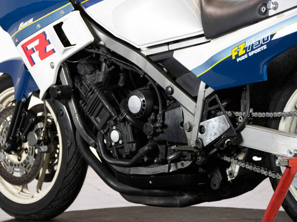 Image 10/50 of Yamaha FZ 750 (1986)