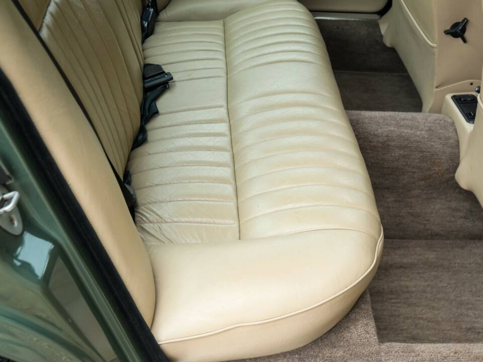 Image 40/50 of Jaguar XJ 6 4.2 (1985)