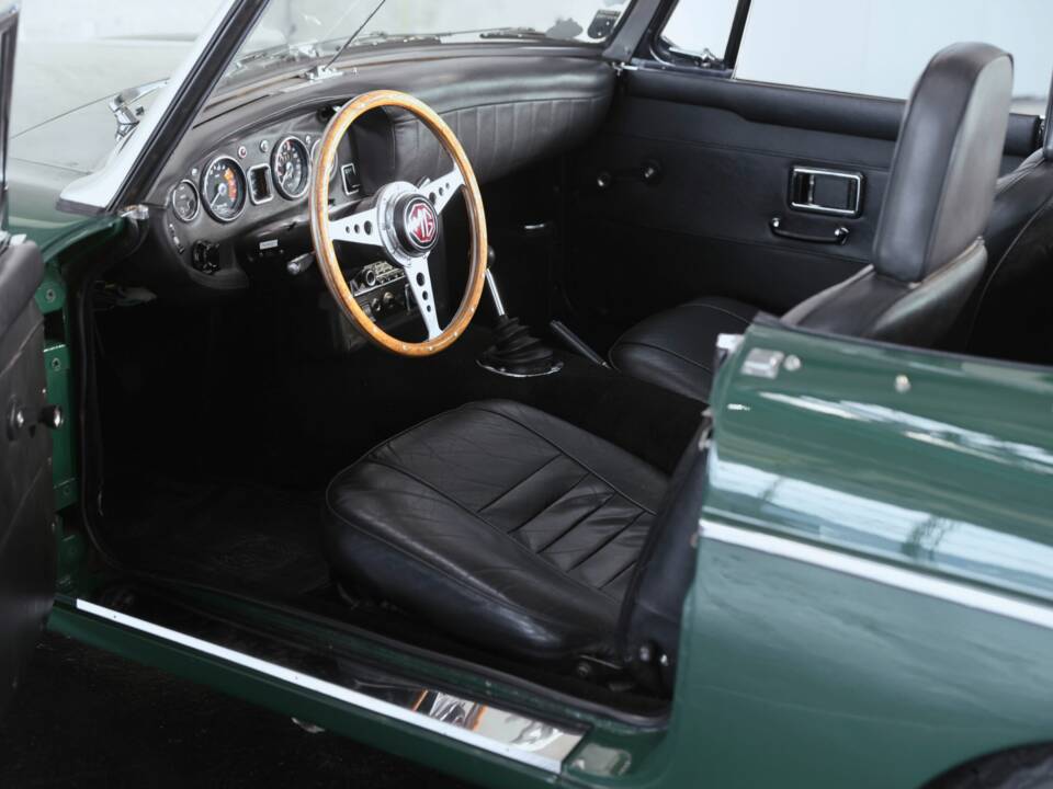 Image 15/41 of MG MGC (1969)