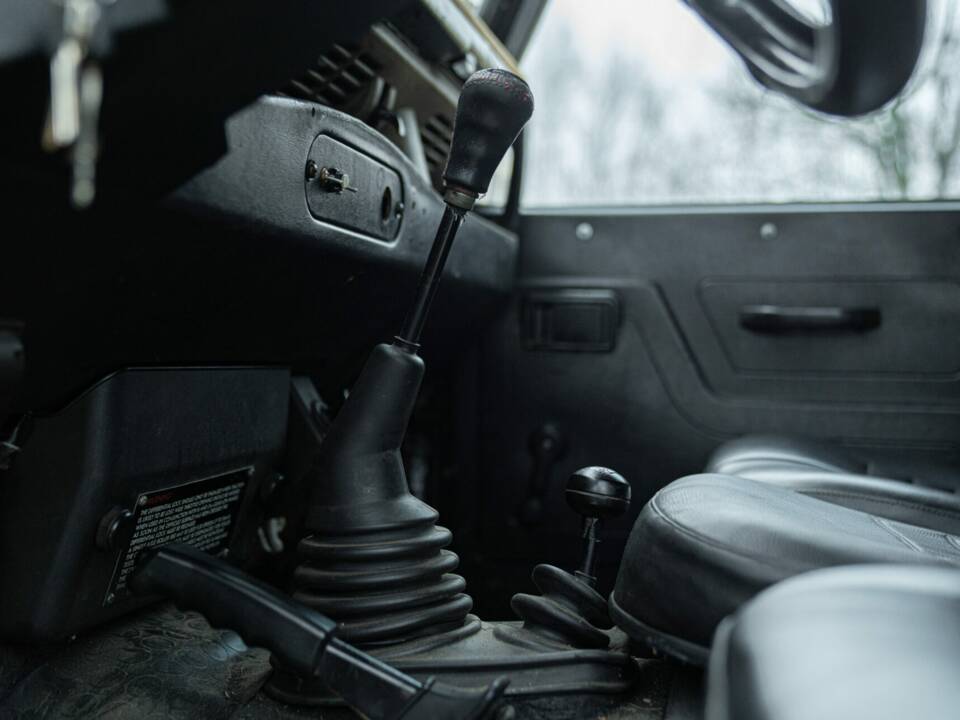 Image 34/50 of Land Rover 90 (1985)