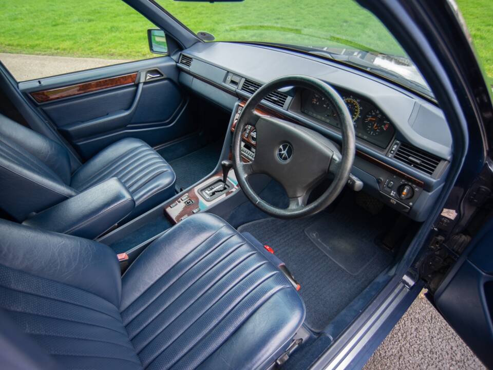 Bild 10/26 von Mercedes-Benz 300 TE (1992)