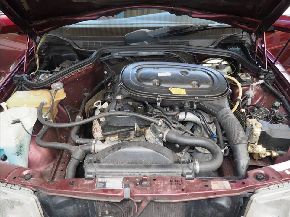 Image 101/137 of Mercedes-Benz 190 E 1.8 Avantgarde &quot;Rosso&quot; (1992)