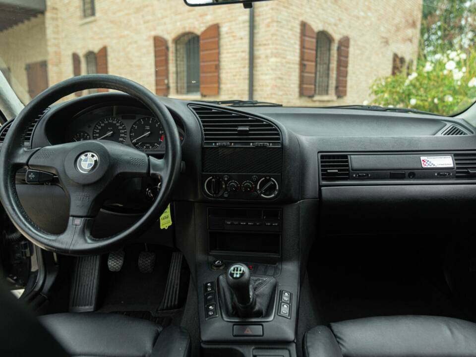 Image 34/50 of BMW 318 (1994)
