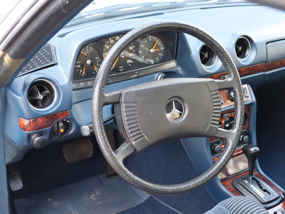 Bild 30/50 von Mercedes-Benz 280 C (1977)