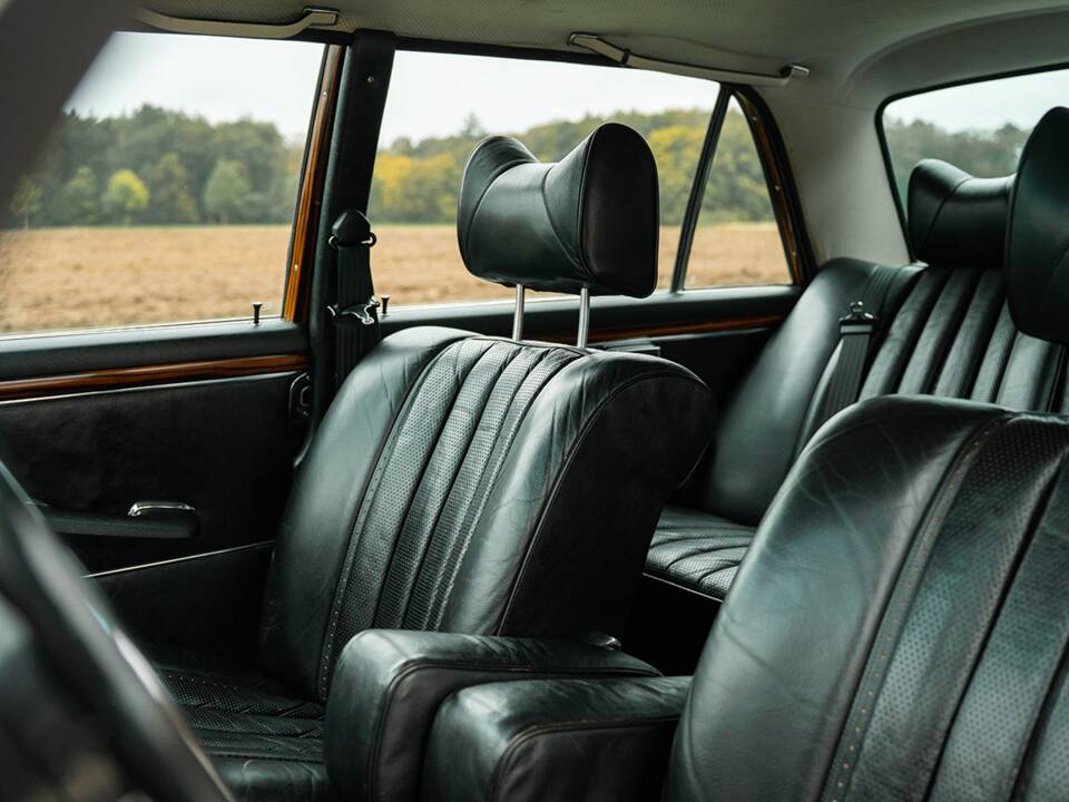 Image 22/50 of Mercedes-Benz 300 SEL 6.3 (1970)