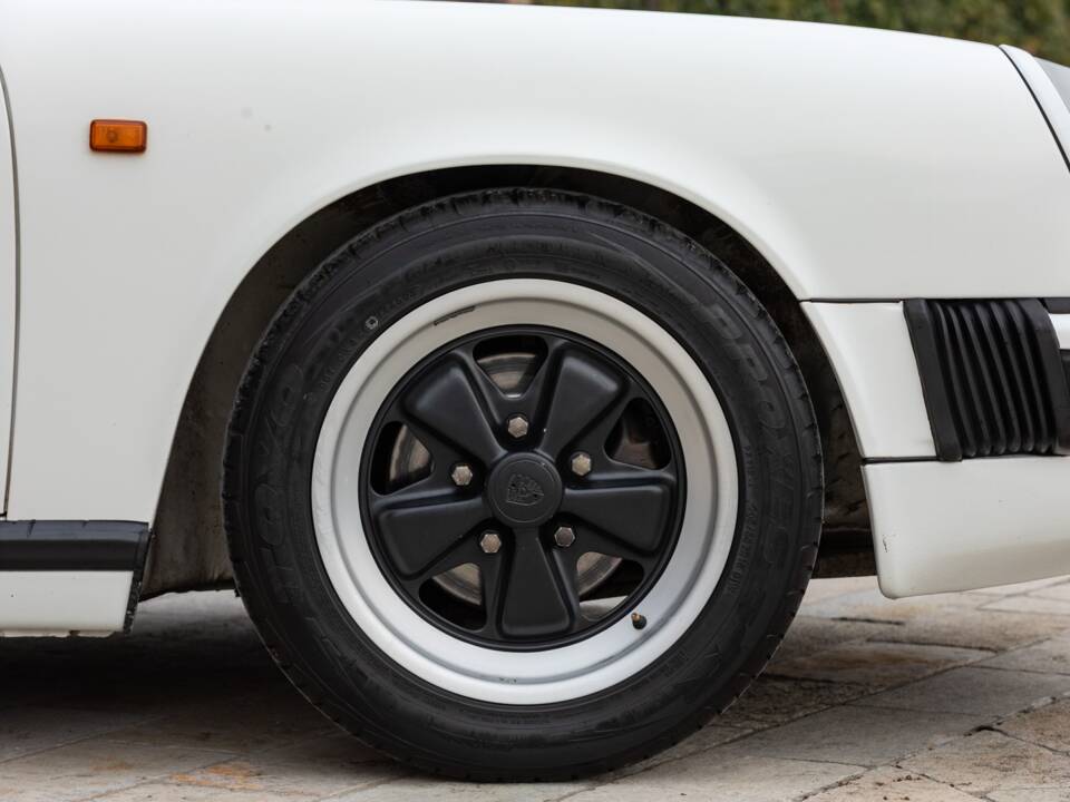 Afbeelding 19/45 van Porsche 911 Carrera 3.2 (WTL) (1988)