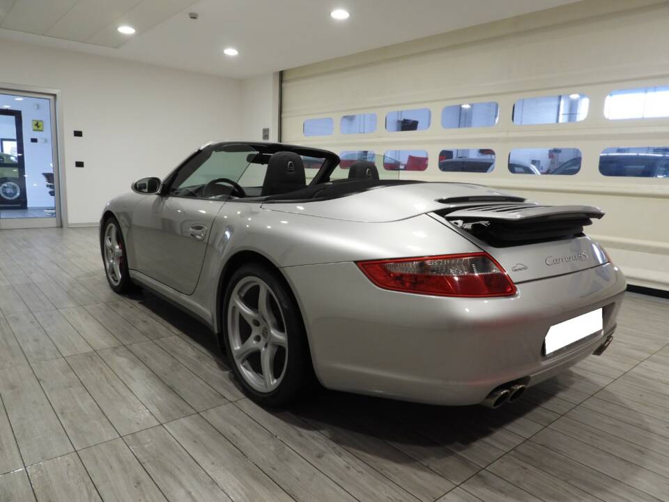 Image 4/6 of Porsche 911 Carrera 4S (2006)