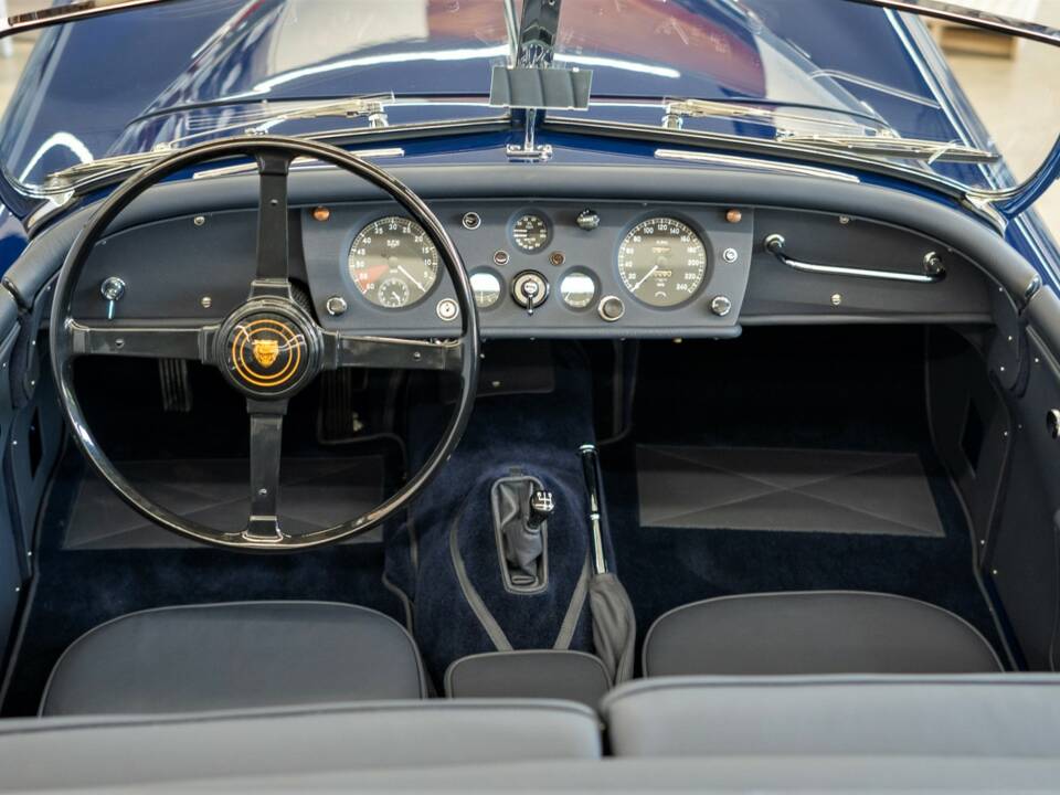 Immagine 41/62 di Jaguar XK 140 OTS (1954)