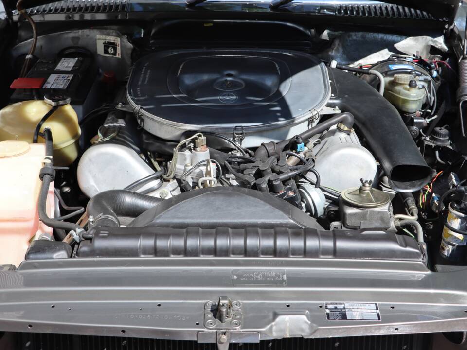 Image 21/59 of Mercedes-Benz 500 SLC (1980)