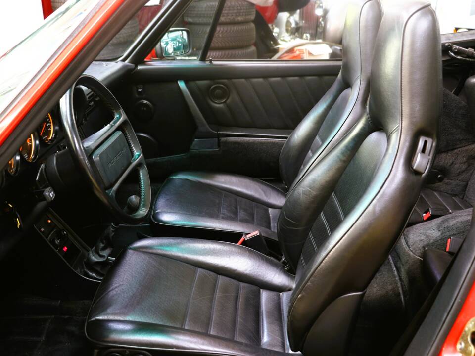 Image 22/47 of Porsche 911 Carrera 3.2 (1989)