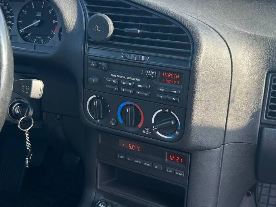 Bild 16/57 von BMW 320i (1993)