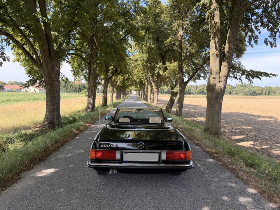 Image 4/22 de Mercedes-Benz 500 SL (1983)