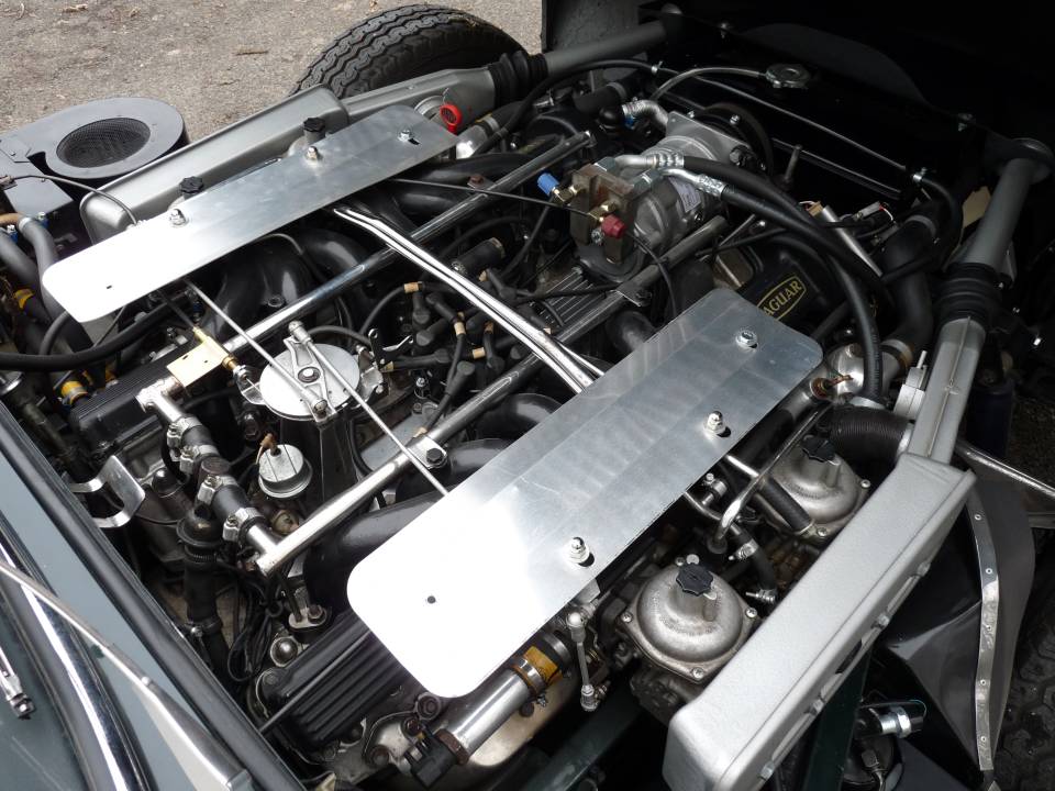 Image 16/28 of Jaguar E-Type V12 (1972)