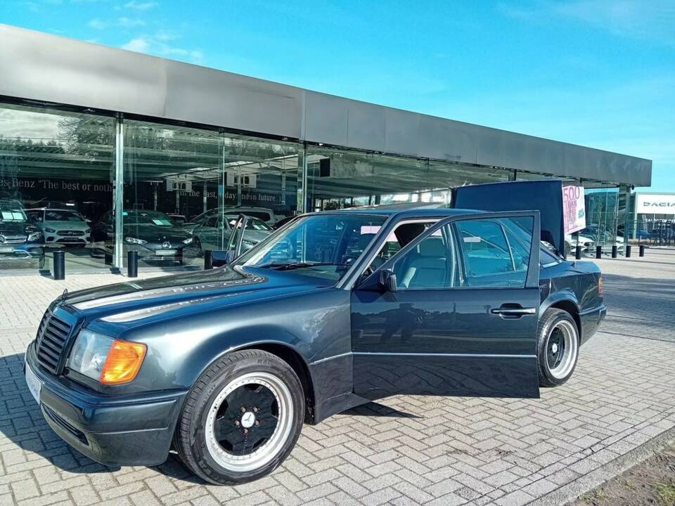 Image 5/8 of Mercedes-Benz 400 E (1991)