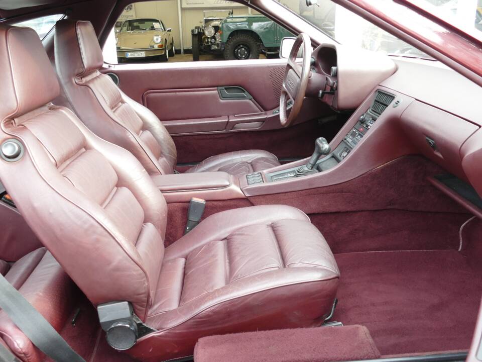 Image 17/18 of Porsche 928 S (1982)