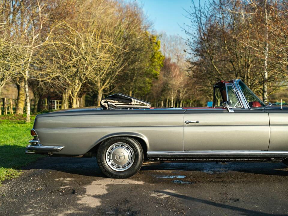 Image 37/50 de Mercedes-Benz 280 SE 3,5 (1971)