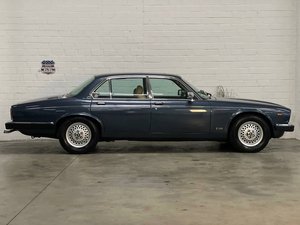 Image 9/22 of Jaguar XJ 12 (1988)