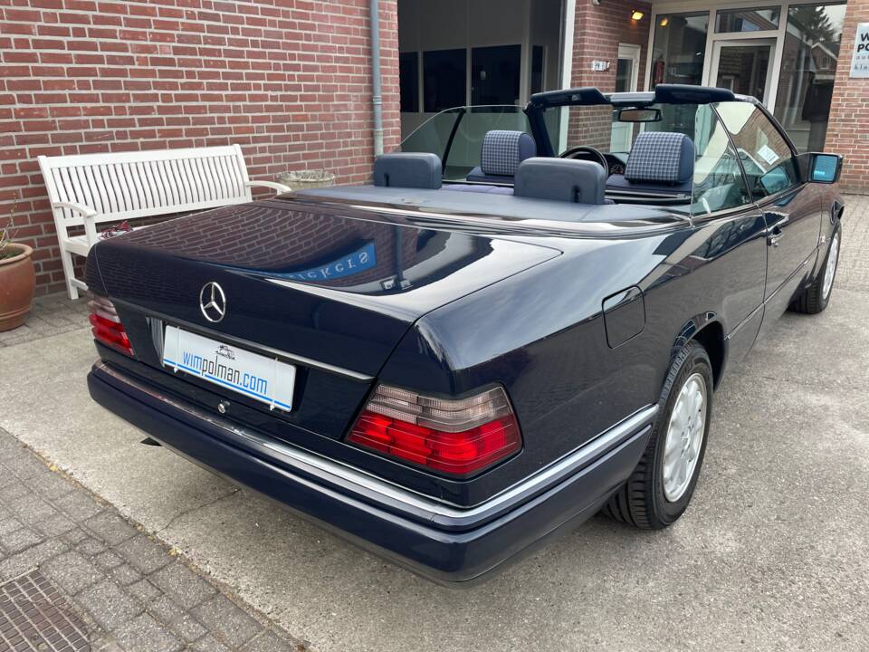 Image 3/25 of Mercedes-Benz E 200 (1996)