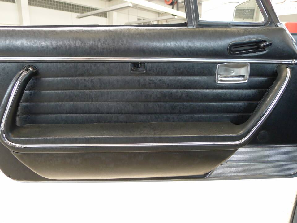 Image 11/43 of Peugeot 504 Convertible (1971)