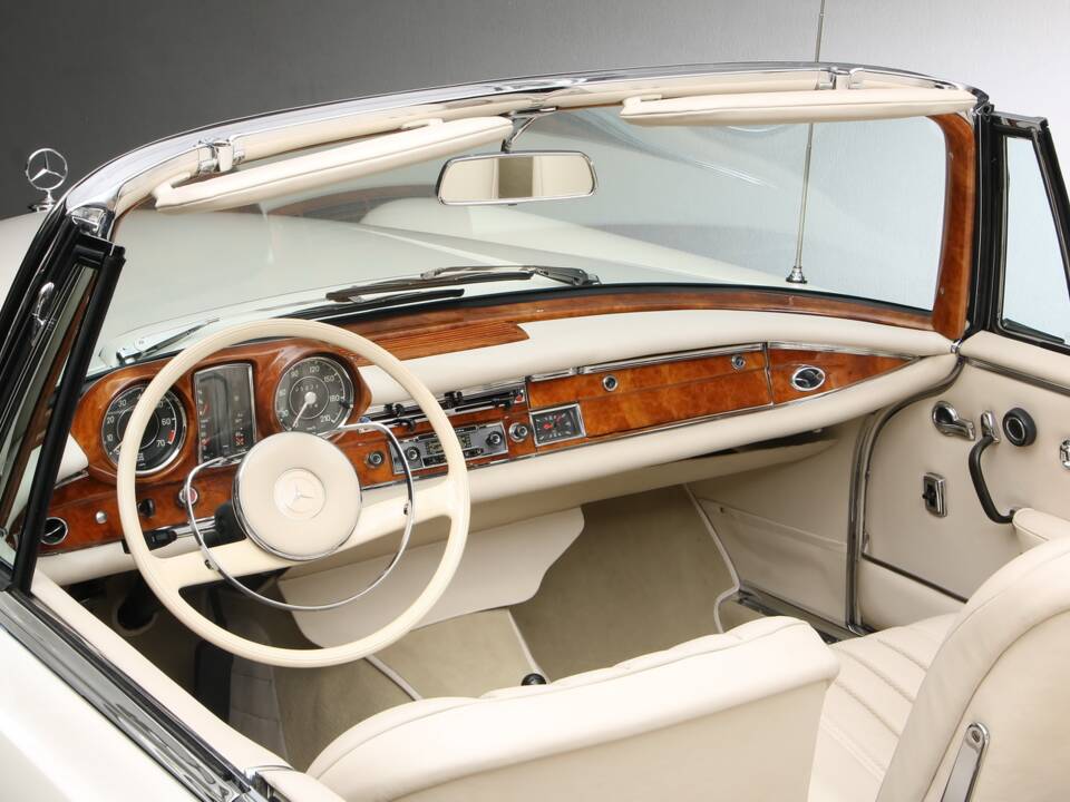 Image 13/27 of Mercedes-Benz 300 SE (1967)