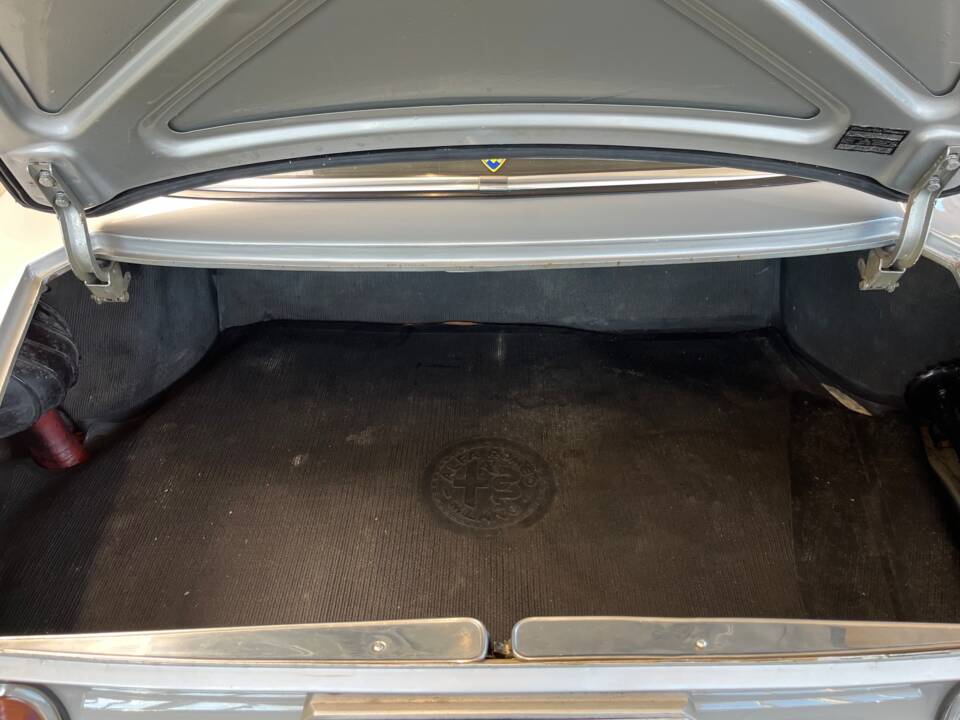 Image 15/39 of Alfa Romeo Giulia GT 1300 Junior (1970)
