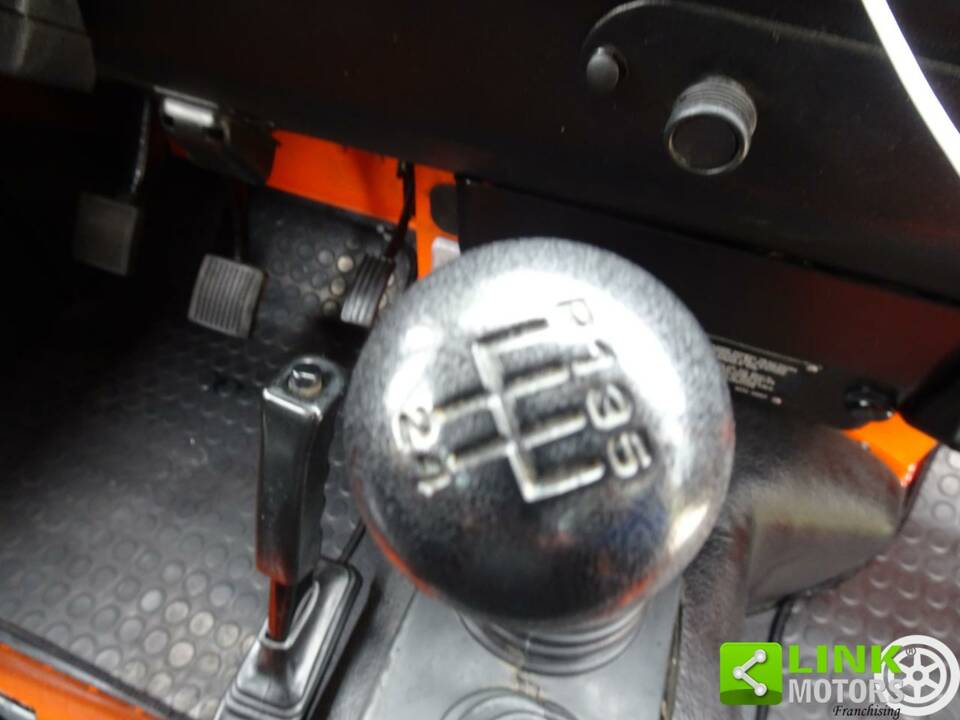 Image 16/38 of Land Rover 90 (1987)