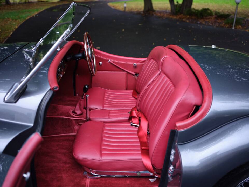 Image 15/33 of Jaguar XK 120 OTS (1951)