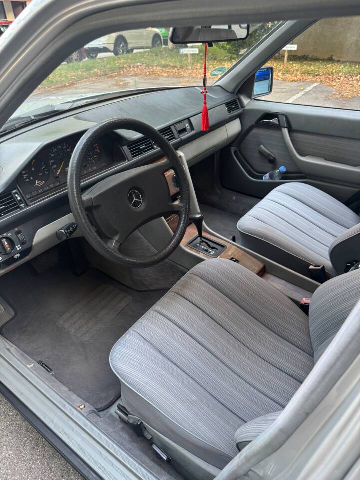 Image 16/32 of Mercedes-Benz 230 E (1987)