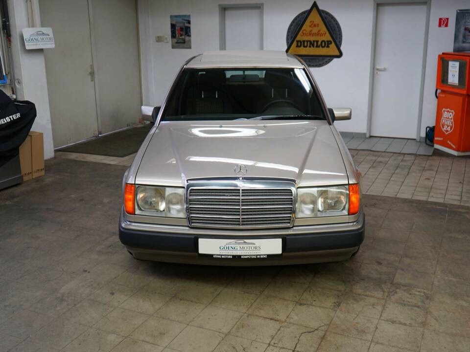 Bild 4/33 von Mercedes-Benz 230 E (1990)
