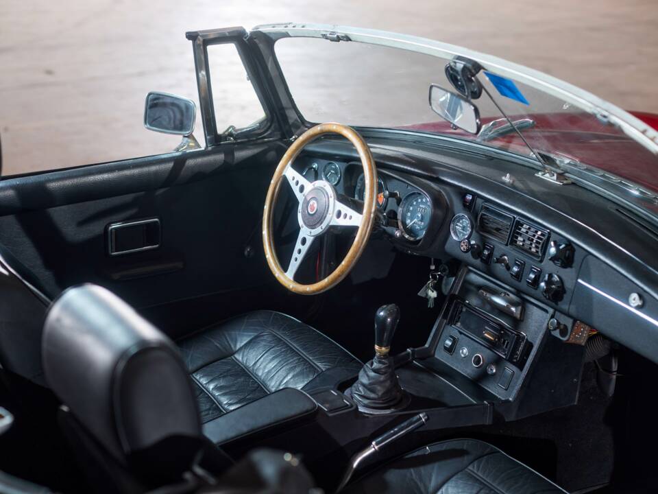 Image 19/27 of MG MGB GT (1972)