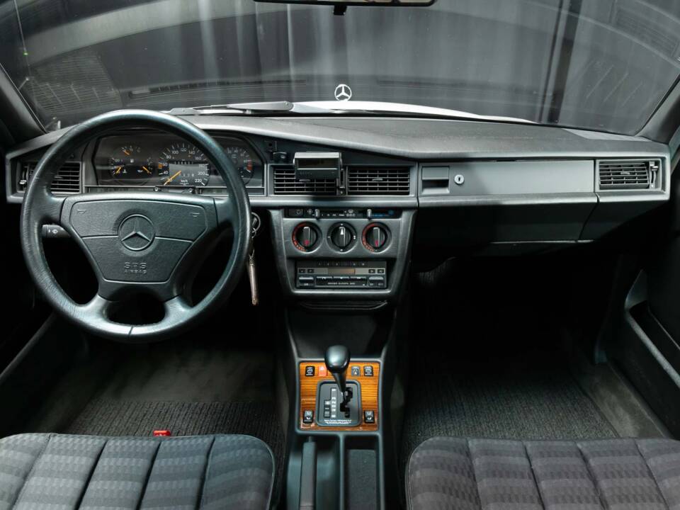 Image 19/78 de Mercedes-Benz 190 E 1.8 (1992)