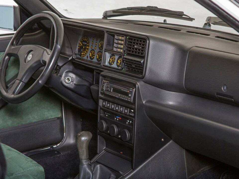 Image 15/20 de Lancia Delta HF Integrale Evoluzione I (1992)