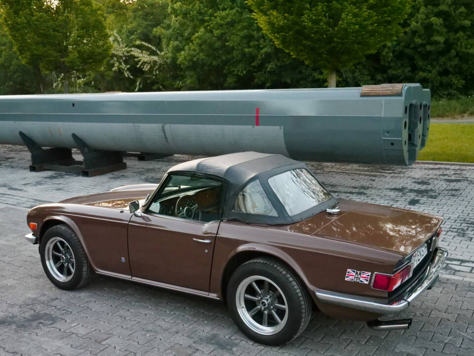 Image 4/6 of Triumph TR 6 (1975)