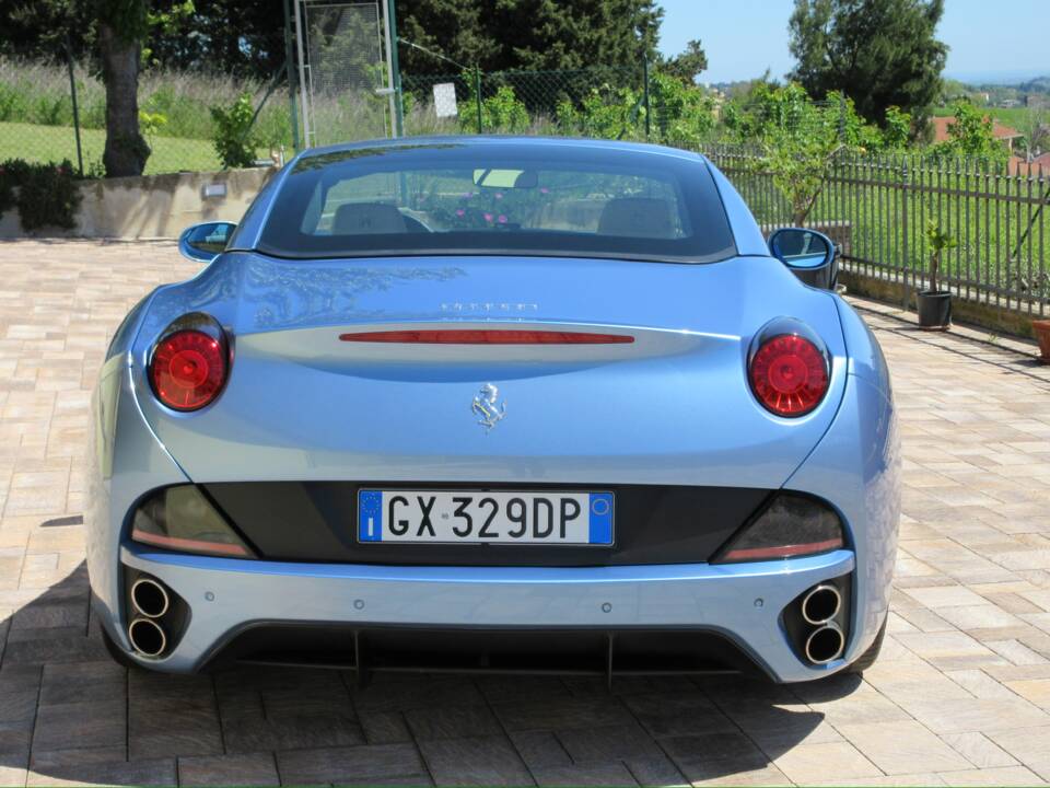 Image 33/35 de Ferrari California (2010)
