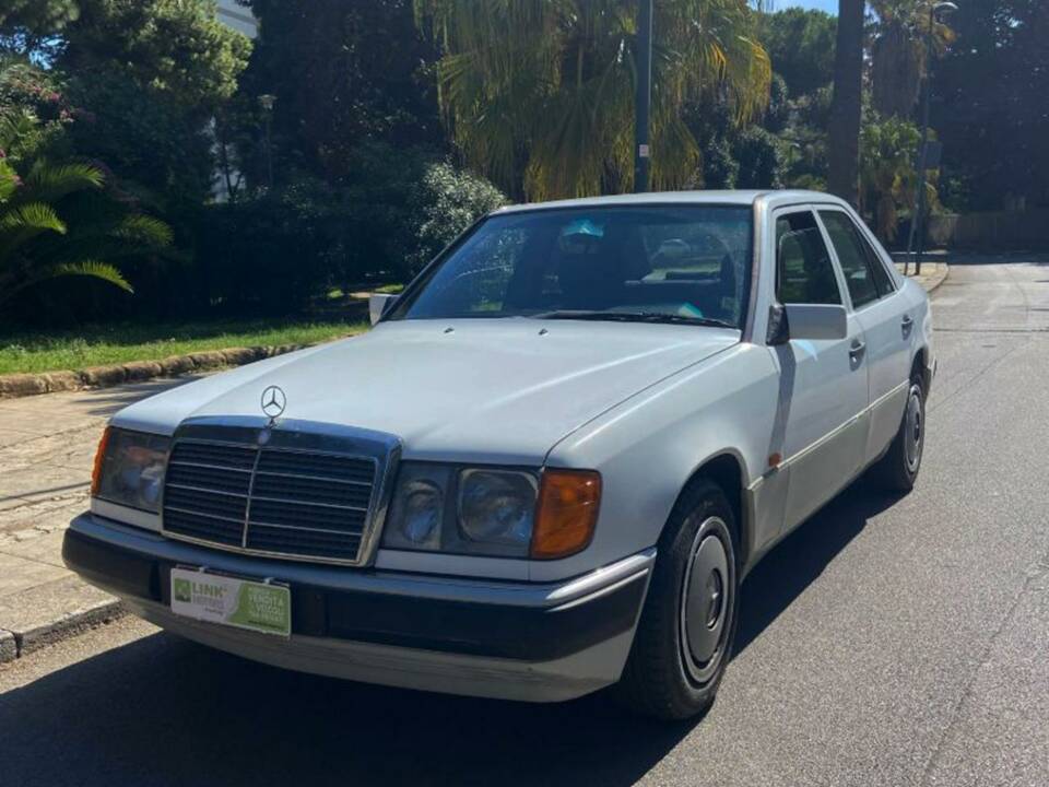 Bild 1/48 von Mercedes-Benz 200 E (1991)